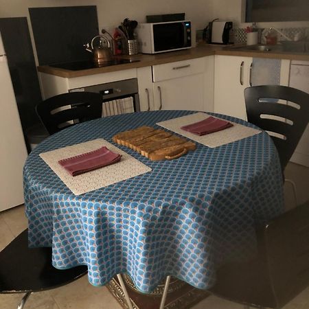 Logement neuf centre du village aux pieds du château Grimaud Extérieur photo