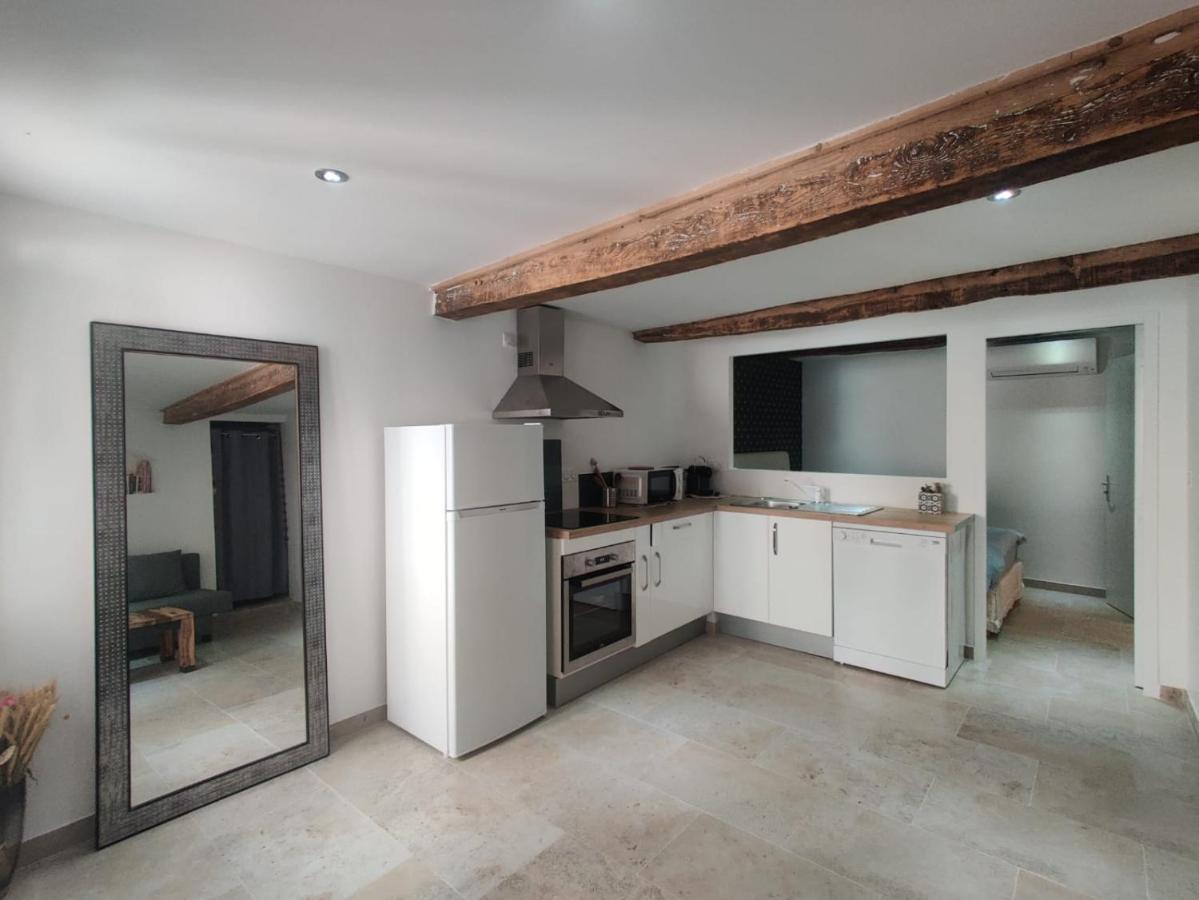 Logement neuf centre du village aux pieds du château Grimaud Extérieur photo