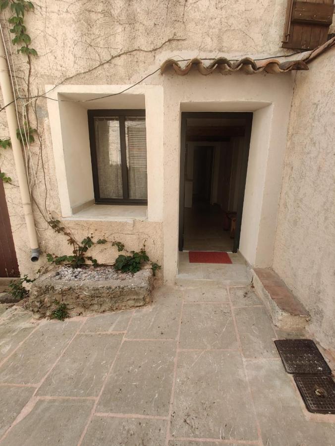 Logement neuf centre du village aux pieds du château Grimaud Extérieur photo