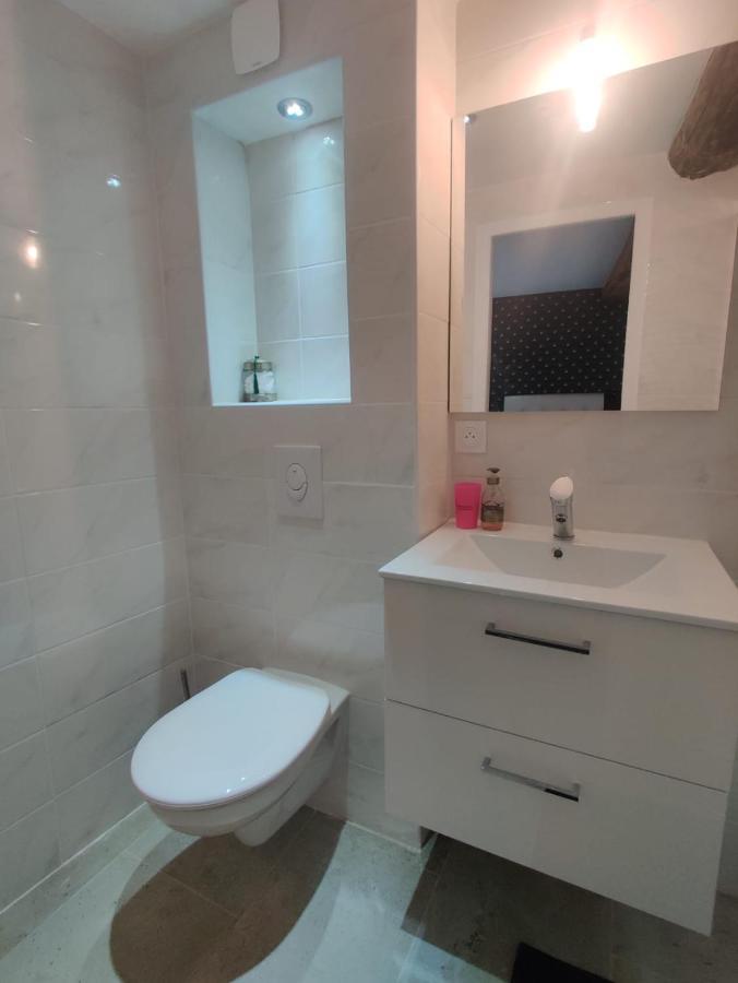 Logement neuf centre du village aux pieds du château Grimaud Extérieur photo