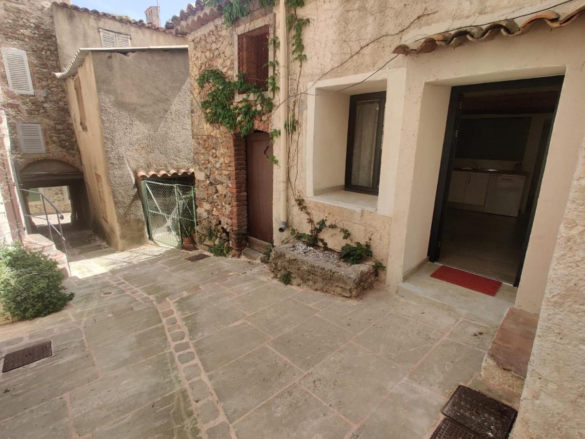 Logement neuf centre du village aux pieds du château Grimaud Extérieur photo