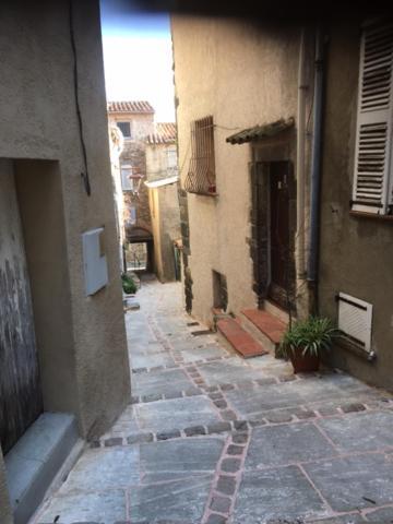 Logement neuf centre du village aux pieds du château Grimaud Extérieur photo