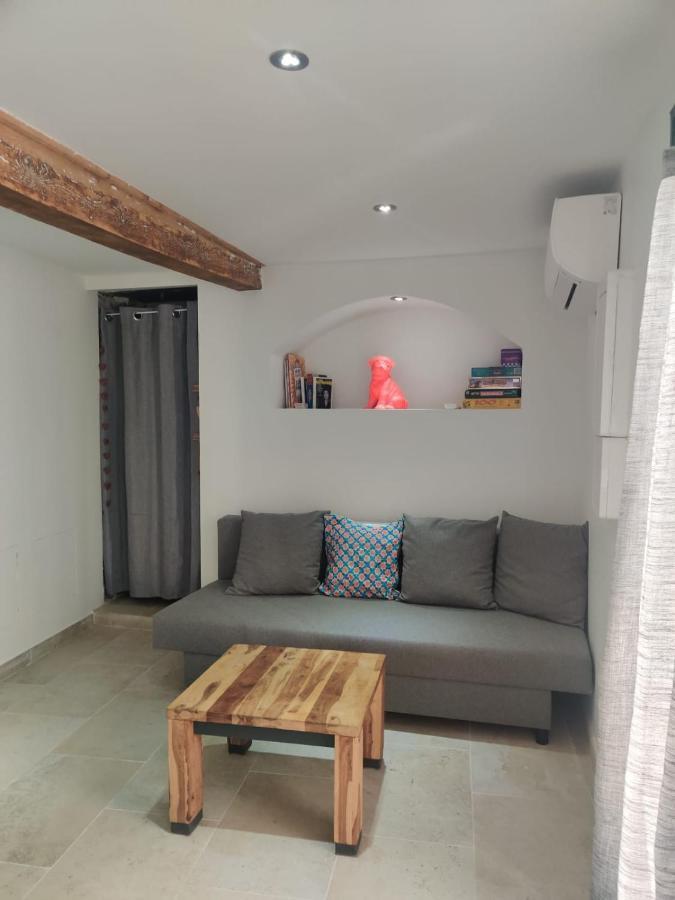 Logement neuf centre du village aux pieds du château Grimaud Extérieur photo