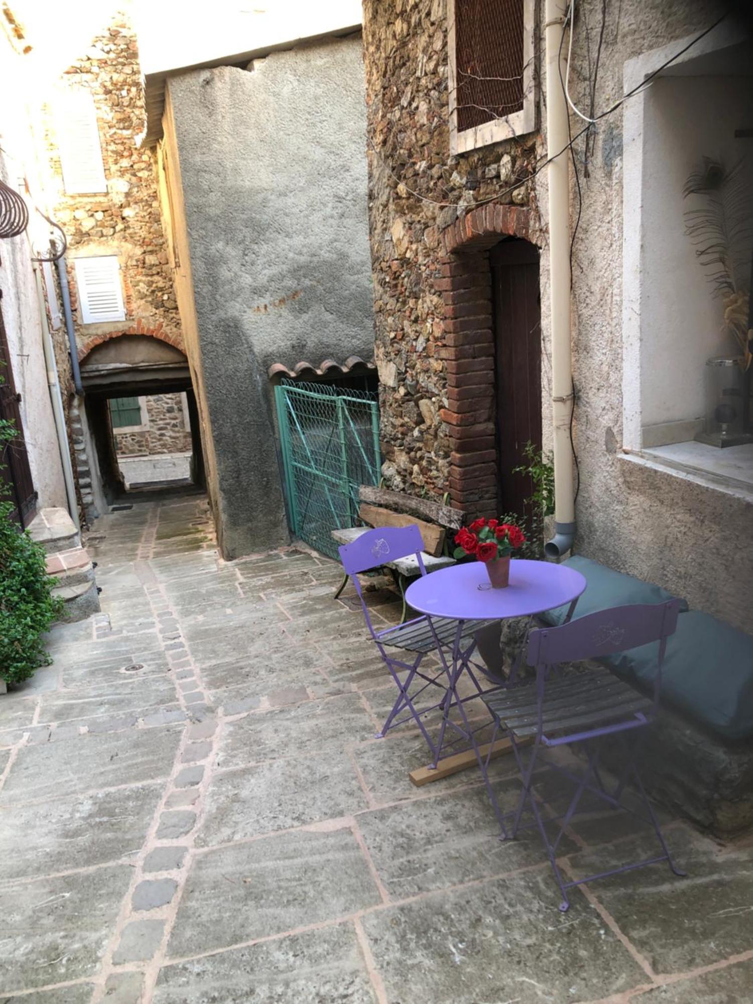 Logement neuf centre du village aux pieds du château Grimaud Extérieur photo